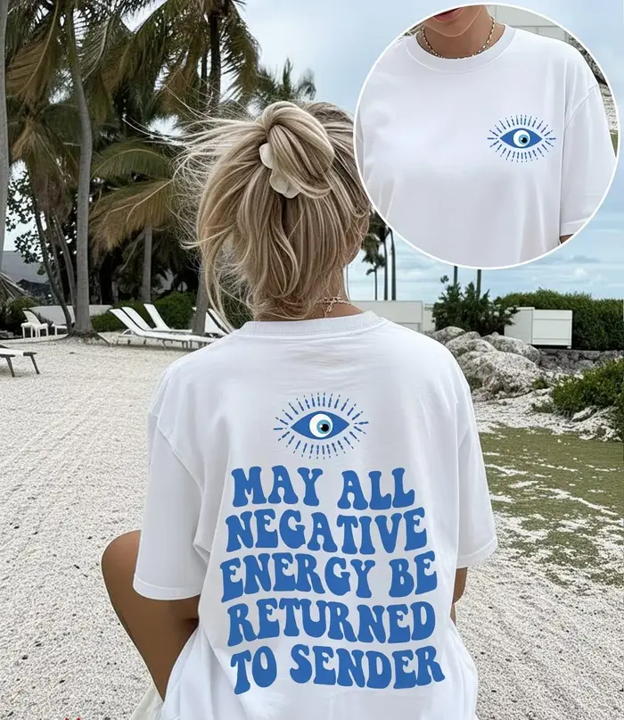 T-shirt graphique œil porte-bonheur avec slogan « Que toute énergie négative soit retournée au lance