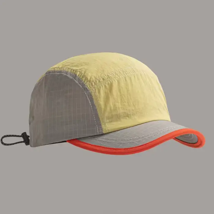 Une casquette à bord court pour hommes