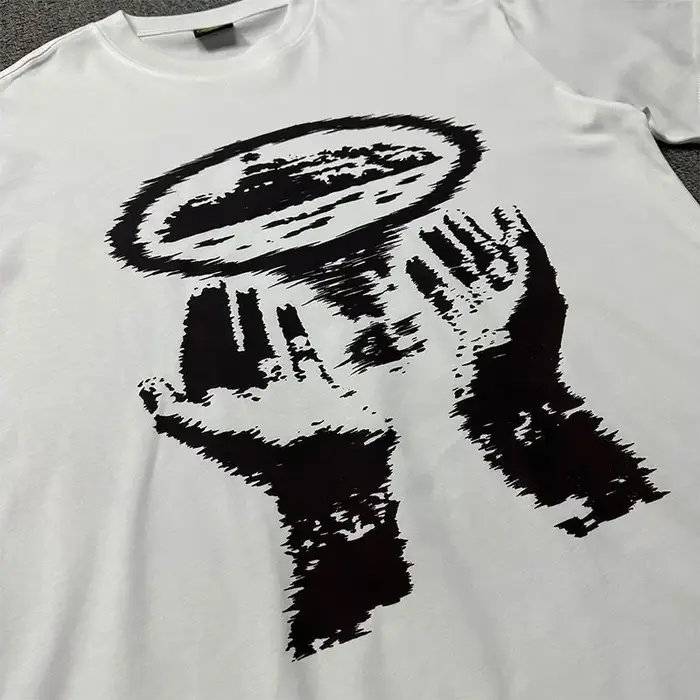T-shirt vintage à imprimé mains abstraites
