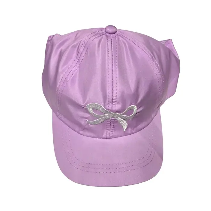 Casquette de baseball brodée avec un nœud ​ ​   Protection UV ​ ​   Sangle réglable ​ ​ ​ ​ Casquett
