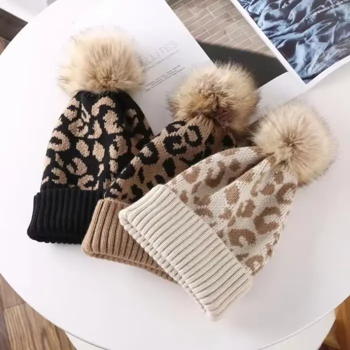 Chapeau de mode casquette léopard imprimé ourlet bouclé boule de cheveux tricoté