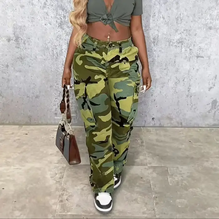Pantalon cargo pour femme à imprimé camouflage avec poches à rabat