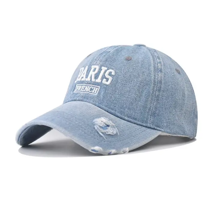 Chapeau de baseball en jean à trous