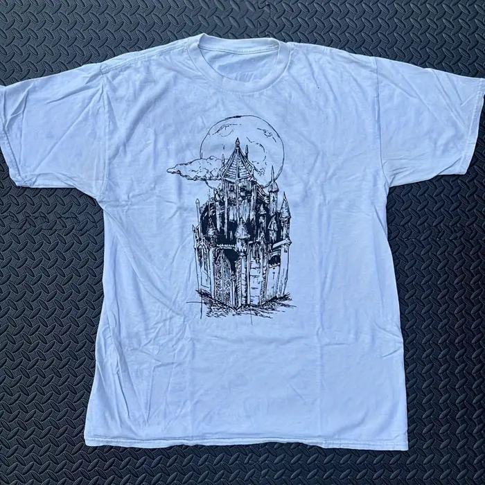 Lil P Eep Lil Tracy Castles T-shirt blanc style gothique rap avec le logo du château emblématique au