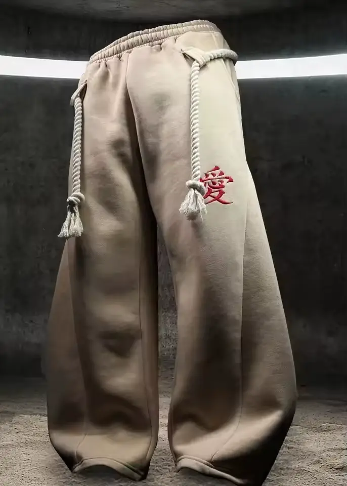 Pantalon de survêtement beige unisexe avec broderie rouge motif cœurs chinois