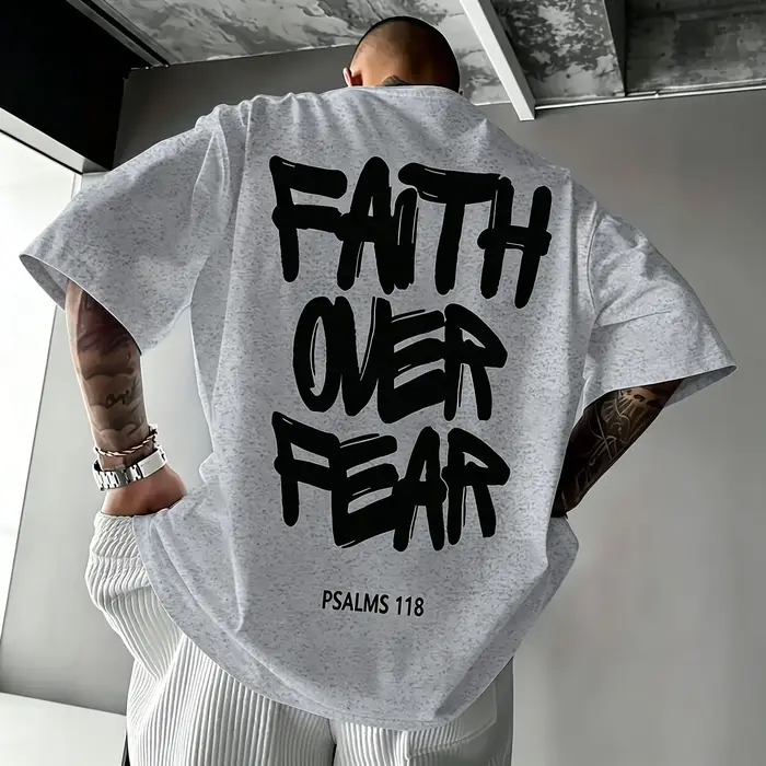 T-shirt surdimensionné double face pour homme « Faith Over Fear Psalms 118 », gris chiné avec texte 