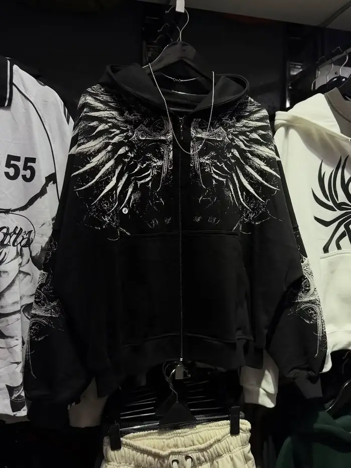 Sweat à capuche noir zippé avec imprimé graphique ailes gothiques