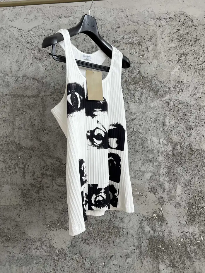 Un sweat-shirt blanc à col rond pour hommes au design original avec imprimé d'oeil