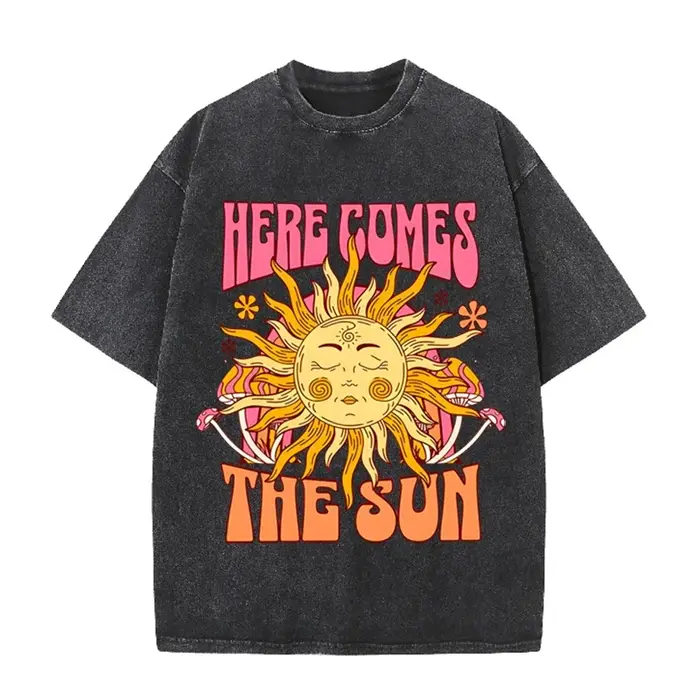 T-shirt vintage noir « Here Comes The Sun » rétro psychédélique effet délavé soleil