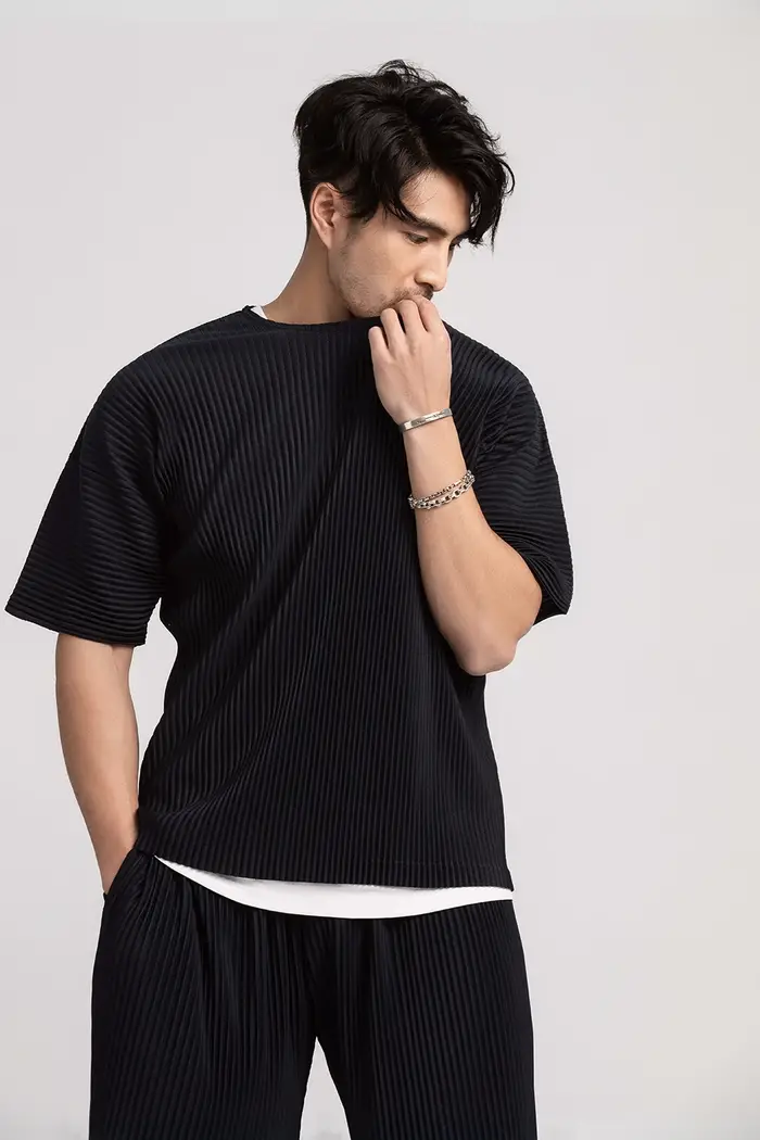 Miyake T-Shirt plissé pour hommes vêtements d'été à manches courtes T-Shirt uni mode chemises noires