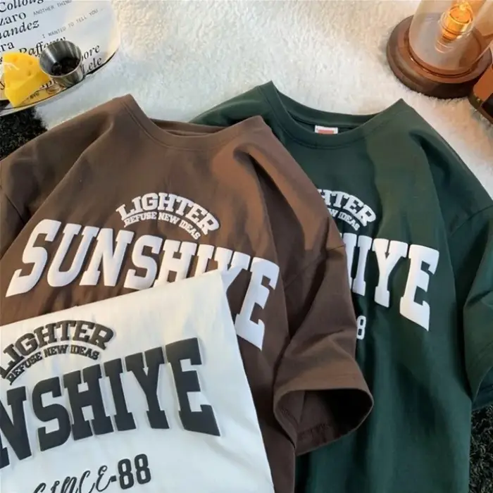 T-shirt à manches courtes et col rond avec lettres de soleil imprimées