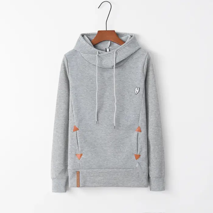 Sweat à capuche brodé à manches longues avec poche