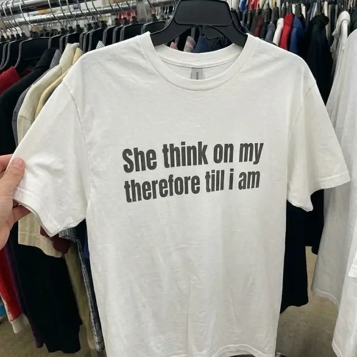 T-shirt Streetwear Oversize Minimaliste avec Slogan Imprimé « She Think on My Therefore Till I Am Text Print »