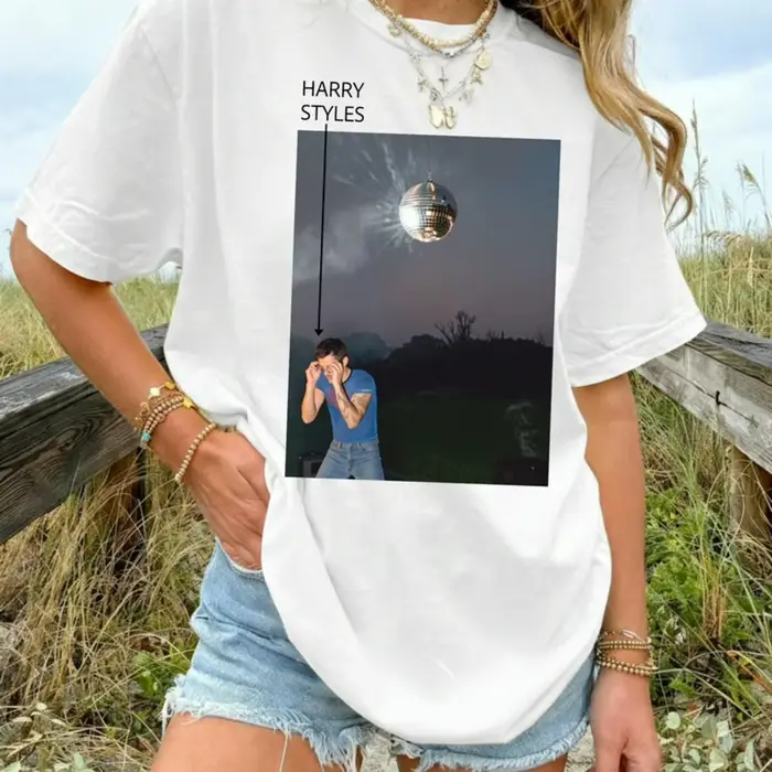 T-shirt graphique Harry Kiss All The Time Disco Occasionnellement, style rétro pour fans de musique,