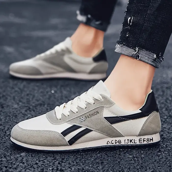 Men's lightweight casual skate shoes, a pair of stylish outdoor everyday sneakers