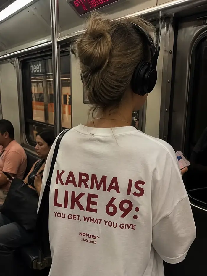 T-shirt imprimé drôle « Karma Is Like 69 » pour femme